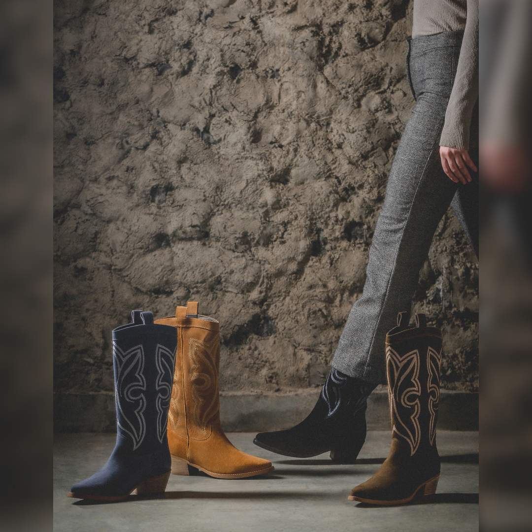 Saint Martina Black Stitched Leather Handcrafted Cowboy Boots - Image 4